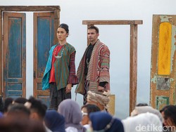 Rayakan 15 Tahun Berkarya, Phillip Iswardono Pamerkan Rancangan Busana Lurik