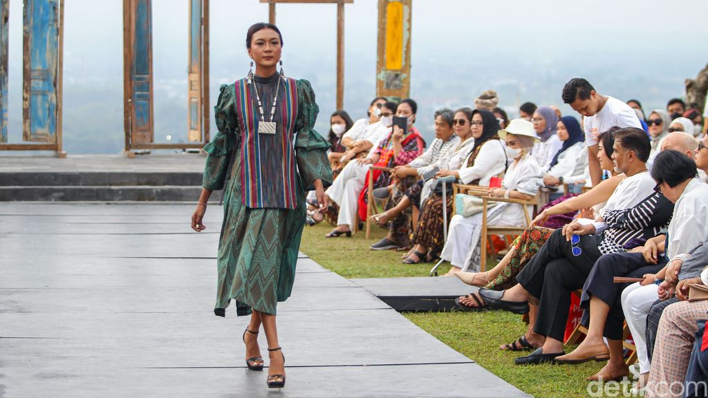Fashion show busana dari lurik karya Phillip Iswardono di Candhari Heaven, Prambanan, Sleman, DIY, Sabtu (25/6/2022).