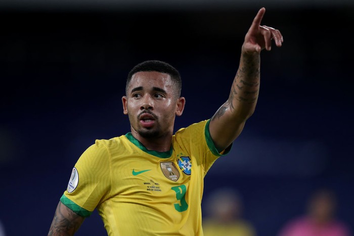 MANAUS, BRAZIL - OCTOBER 14: Raphinha of Brazil kicks the ball  on target to score the the third goal of his team during a match between Brazil and Uruguay as part of South American Qualifiers for Qatar 2022  at Arena Amazonia on October 14, 2021 in Manaus, Brazil. (Photo by Buda Mendes/Getty Images)