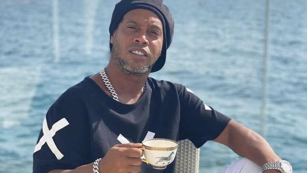 Ini Keseruan Ronaldinho saat Ngopi dan Makan Seafood