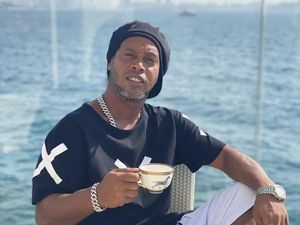 Ini Keseruan Ronaldinho saat Ngopi dan Makan Seafood Ini Keseruan Ronaldinho saat Ngopi dan Makan Seafood