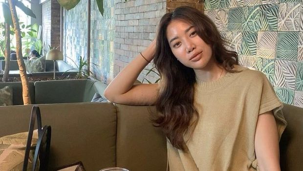 Gaya keren Widi Vierratale saat nikmati minuman hingga pizza