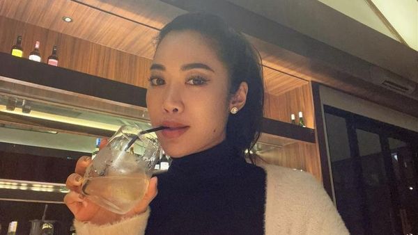 Gaya Keren Widi Vierratale Saat Nikmati Minuman hingga Makan Pizza