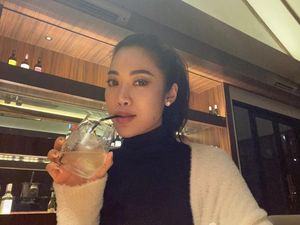 Gaya Keren Widi Vierratale Saat Nikmati Minuman hingga Makan Pizza Gaya Keren Widi Vierratale Saat Nikmati Minuman hingga Makan Pizza