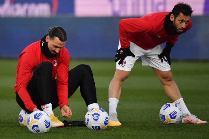 Hakan Calhanoglu dan Zlatan Ibrahimovic Hakan Calhanoglu of AC Milan celebrates with Zlatan Ibrahimovic of AC Milan scoring first goal during the Serie A match between SS Lazio and AC Milan at Stadio Olimpico, Rome, Italy on 4 July 2020. (Photo by Giuseppe Maffia/NurPhoto via Getty Images)