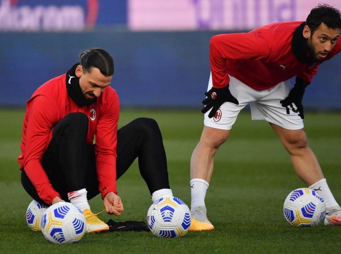 Hakan Calhanoglu of AC Milan celebrates with Zlatan Ibrahimovic of AC Milan scoring first goal during the Serie A match between SS Lazio and AC Milan at Stadio Olimpico, Rome, Italy on 4 July 2020. (Photo by Giuseppe Maffia/NurPhoto via Getty Images)