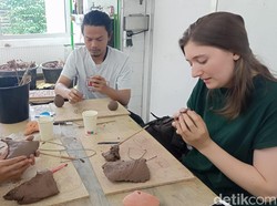 Alat Musik Rampak Genteng yang Buat Kepo  Warga Asing