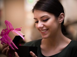 Bukan Matre, Ini Loh Arti Love Language Gift bagi Pasangan