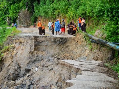 Jalan Ambles Putus Akses Warga di Padangpariaman