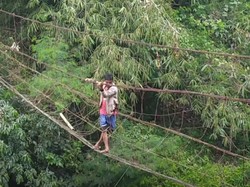Pemandangan Miris Warga Cianjur Tantang Maut Lewat Jembatan Kawat