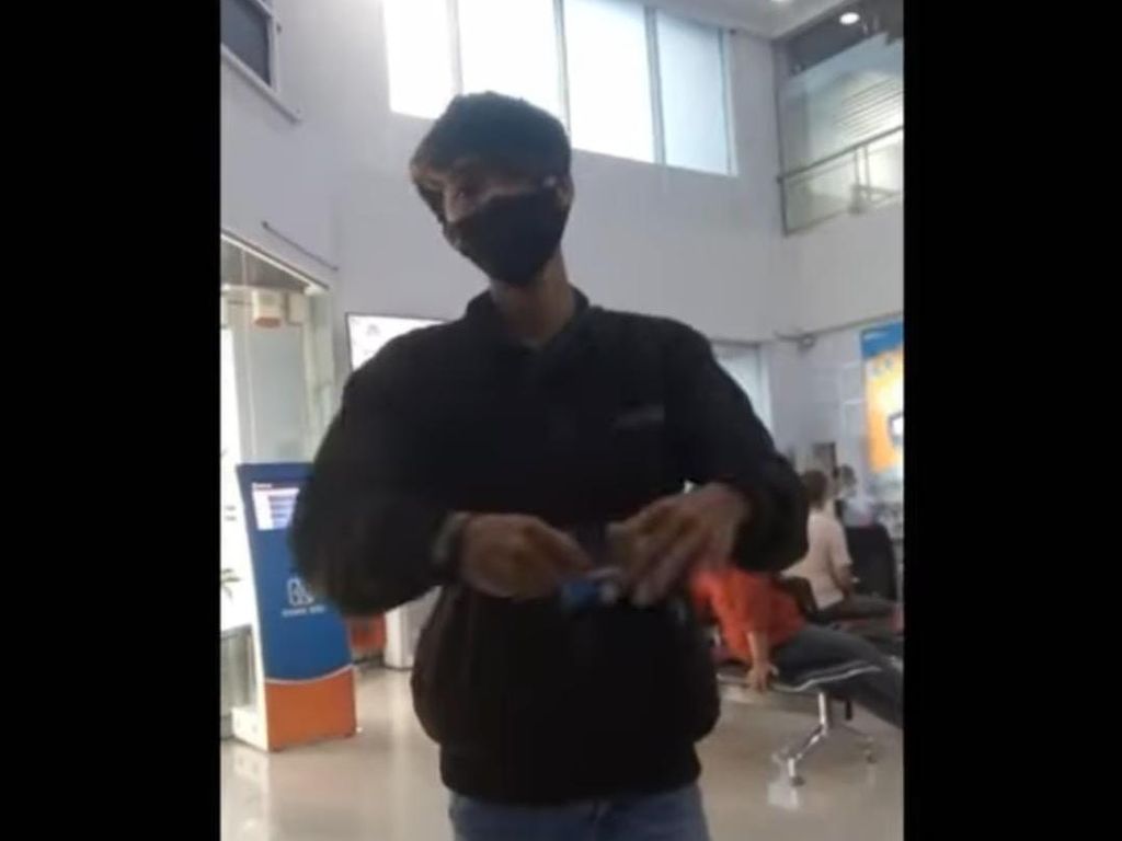 Nasabah BRI yang Viral Robek Buku Tabungan Minta Maaf Nasabah BRI yang Viral Robek Buku Tabungan Minta Maaf