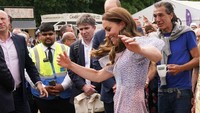 7 Gaya Kate Middleton Lincah Tendang Bola Pakai Gaun dan High Heels
