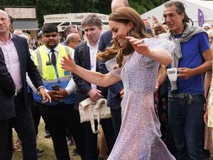 7 Gaya Kate Middleton Lincah Tendang Bola Pakai Gaun dan High Heels