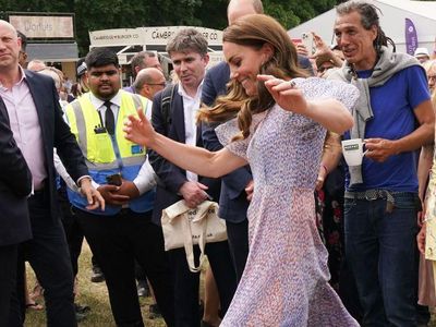7 Gaya Kate Middleton Lincah Tendang Bola Pakai Gaun dan High Heels