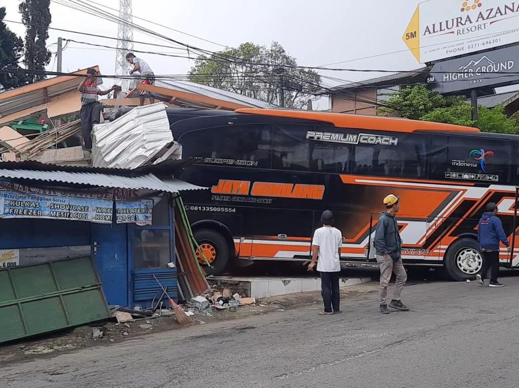 Diduga Rem Blong, Bus Pariwisata dari Nganjuk Tabrak Kios di Tawangmangu