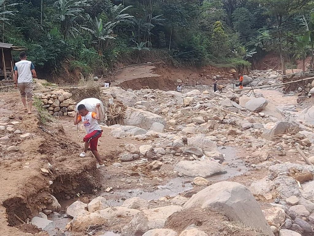 Warga di Leuwiliang Minta Pemkab Bogor Percepat Bangun Akses Jalan Warga di Leuwiliang Minta Pemkab Bogor Percepat Bangun Akses Jalan