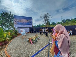 Warga Ziarah Makam untuk Kenang Eril yang Hari Ini Ulang Tahun
