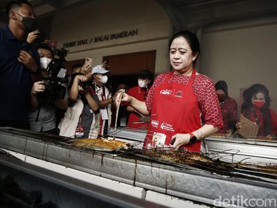 Momen Puan Bakar Ikan untuk Peringati Bulan Bung Karno