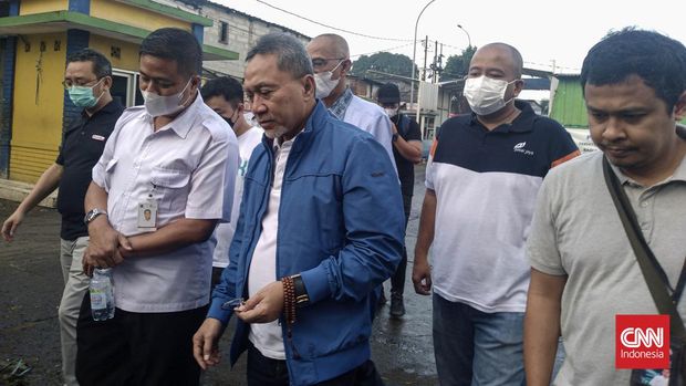 Mendagri Zulkifli Hasan memantau harga bahan kebutuhan pokok, terutama minyak goreng di Pasar Kramat Jati, Sabtu (25/6).