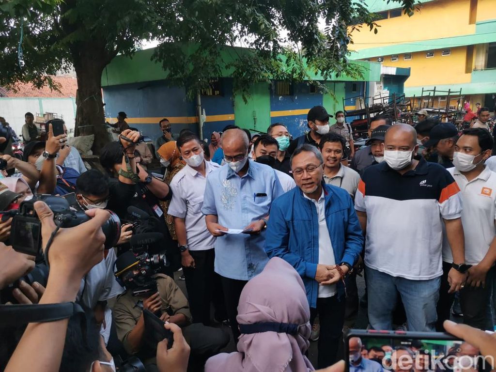 Blusukan Lagi ke Pasar, Mendag Zulhas Borong Gula 10 Kg Blusukan Lagi ke Pasar, Mendag Zulhas Borong Gula 10 Kg