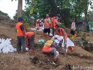 Mayat Utuh Ditemukan Saat Pembongkaran Makam Imbas Proyek Tol di Gresik Mayat Utuh Ditemukan Saat Pembongkaran Makam Imbas Proyek Tol di Gresik