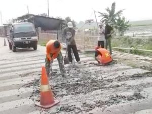 Dibongkar, Barisan Polisi Tidur di Tangerang Kini Tersisa 3 Baris Dibongkar, Barisan Polisi Tidur di Tangerang Kini Tersisa 3 Baris