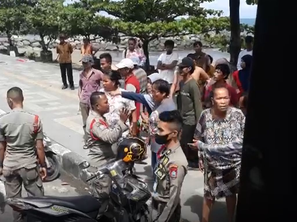 Ricuh! Satpol PP Padang Diserang PKL Saat Lakukan Penertiban