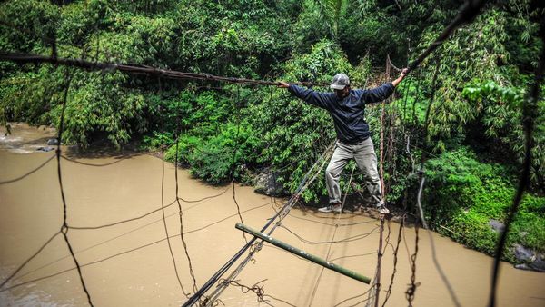 Potret Warga Bertaruh Nyawa Lewati Jembatan Kawat di Cianjur