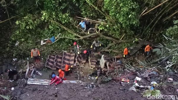 Rusak Parah! Ini Penampakan Bus yang Terjun ke Jurang di Tasikmalaya