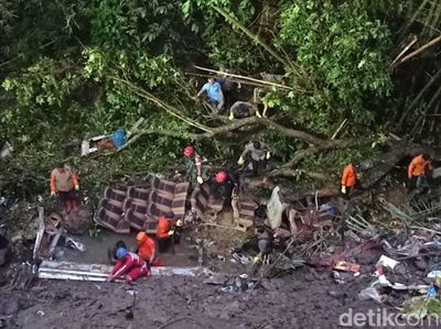 Rusak Parah! Ini Penampakan Bus yang Terjun ke Jurang di Tasikmalaya