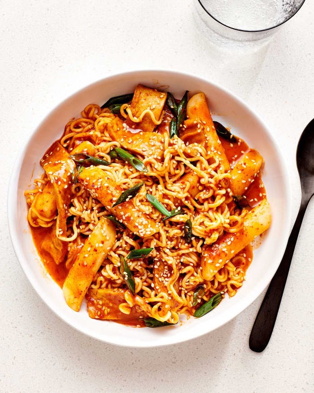 Rabokki-Ramyeon dan Tteokbokki/Foto: thekitchn.com Ramyeon juga bisa disajikan bersama tteokbokki, makanan ini biasa disebut sebagai rabokki.