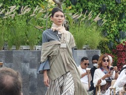 15 Tahun Berkarya, Phillip Iswardono Pamerkan Rancangan Busana Lurik