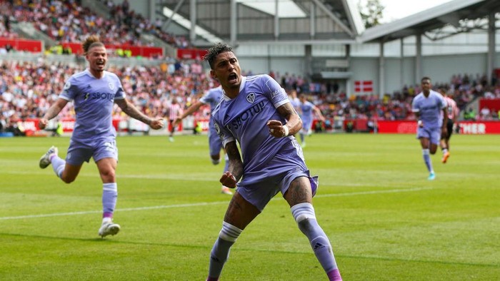BRENTFORD, ENGLAND - MAY 22:  Raphinha of Leeds celebrates scoring the opening goal from the penalty spot during the Premier League match between Brentford and Leeds United at Brentford Community Stadium on May 22, 2022 in Brentford, United Kingdom. (Photo by Craig Mercer/MB Media/Getty Images)
