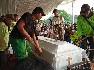 Hujan Iringi Pemakaman Rima Melati Hujan Iringi Pemakaman Rima Melati