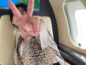 6 Gaya Lisa BLACKPINK dan V BTS Naik Jet Pribadi ke Paris