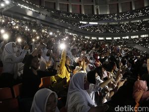 Warga Antusias Saksikan Malam Puncak HUT Jakarta Warga Antusias Saksikan Malam Puncak HUT Jakarta