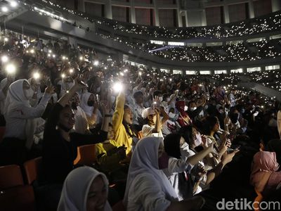 Warga Antusias Saksikan Malam Puncak HUT Jakarta