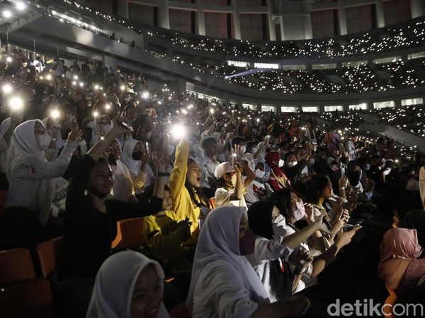 Warga Antusias Saksikan Malam Puncak HUT Jakarta