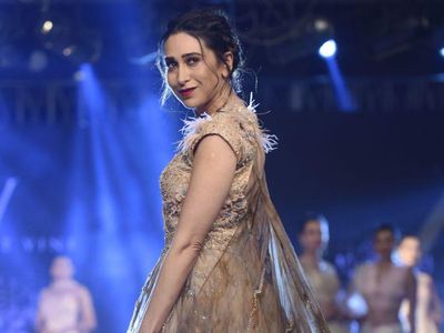 Letupan Pesona Karisma Kapoor di Usia 48 Tahun