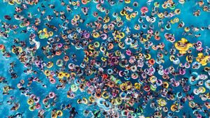 Ribuan Manusia Menyemut di Kolam Renang China