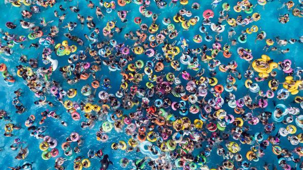 Ribuan Manusia Menyemut di Kolam Renang China