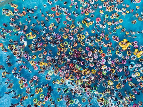 Ribuan Manusia Menyemut di Kolam Renang China