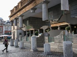 Aneh Tapi Nyata! Bangunan Gedung Ini Separuhnya Melayang