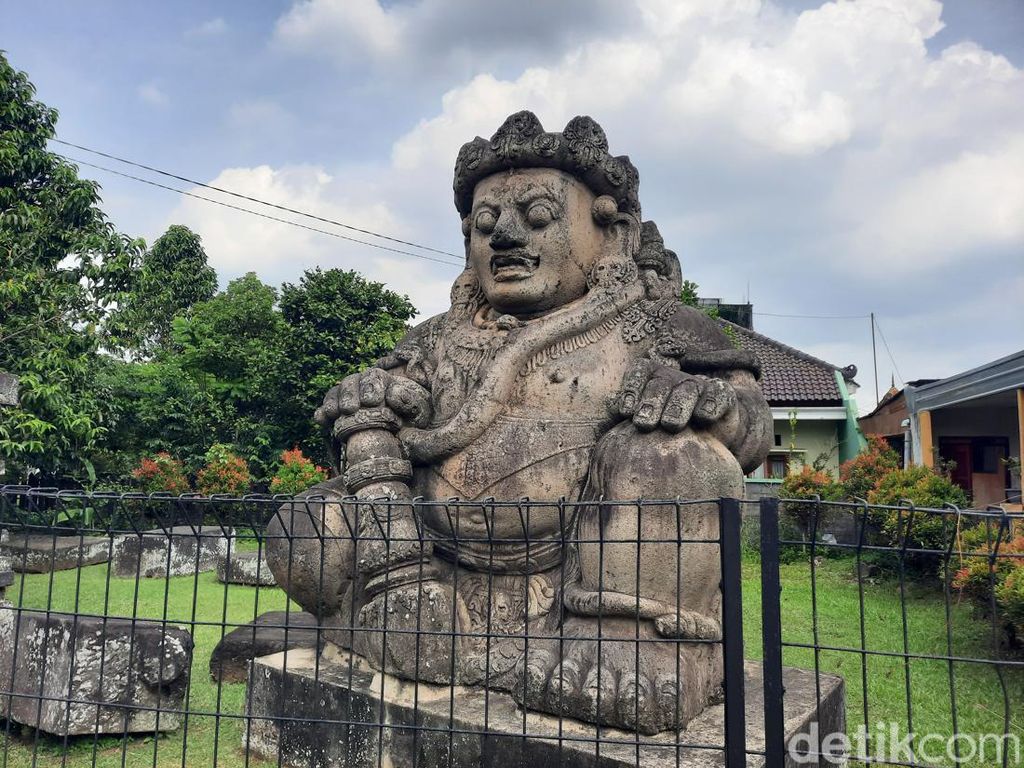 Arca Dwarapala Terbesar Ada di Malang, Tingginya Hampir 4 Meter!