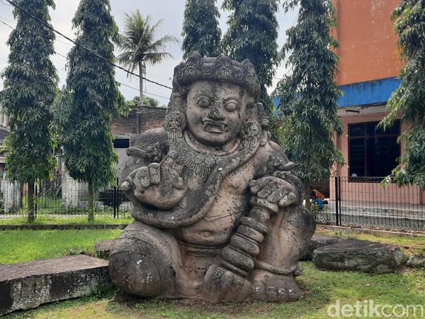 Potret Arca Dwarapala Terbesar di RI, Tinggi Nyaris 4 Meter