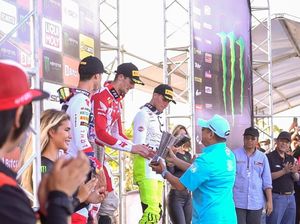 Berikan Trofi Juara, Bamsoet Sebut Tim Gajser Raja Pertama MXGP Samota Berikan Trofi Juara, Bamsoet Sebut Tim Gajser Raja Pertama MXGP Samota