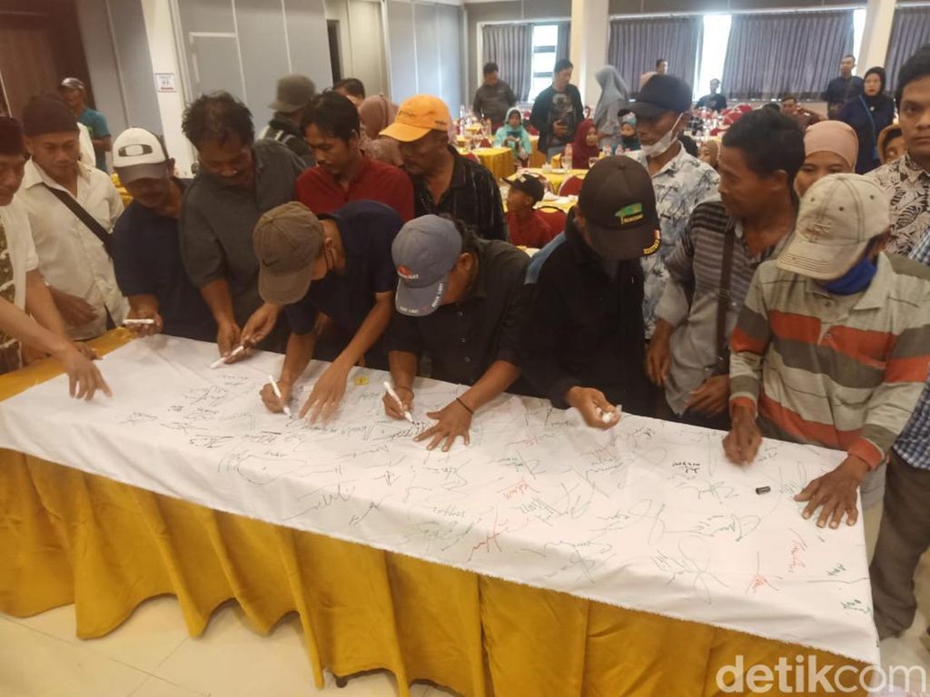 Puluhan Warga Jember Deklarasi-Galang Tanda Tangan Dukung Prabowo Capres 2024