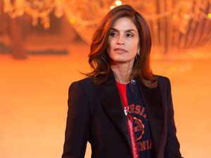 Cindy Crawford Pemotretan Pakai Jaket Vintage, Pernah Dipakai saat Usia 20
