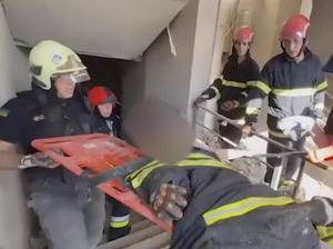 Dramatis! Seorang Anak Dievakuasi dari Gedung Kiev yang Dihantam Rudal