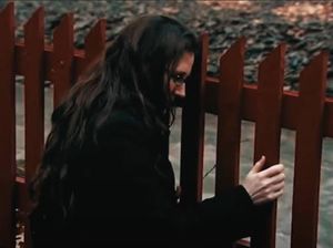 Orientasi Tidak Wajar, Wanita Ini Viral karena Jatuh Cinta dengan Pagar